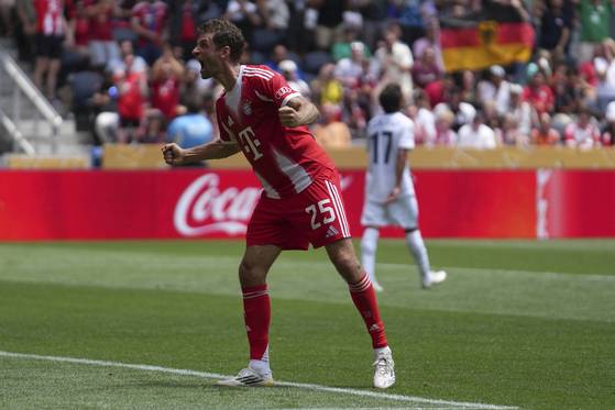 멀티골을 터뜨리고 기뻐하는 뮐러. AP=연합뉴스