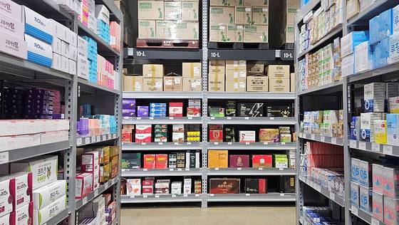 15일 오전 경기도 성남시의 한 약국. 각종 의약품이나 건강기능식품을 장바구니를 들고 살펴볼 수 있다. 채혜선 기자