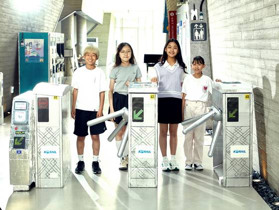 곽준혁(경기도 안양덕현초 6) 학생기자·김리현(경기도 늘푸른초 5) 학생모델·김민영(충북 충북여중 1)·원지민(경기도 동탄목동초 5·왼쪽부터) 학생기자가 수원시립미술관을 찾아 누구나 주인공이 될 수 있는 전시에 대해 알아봤다.