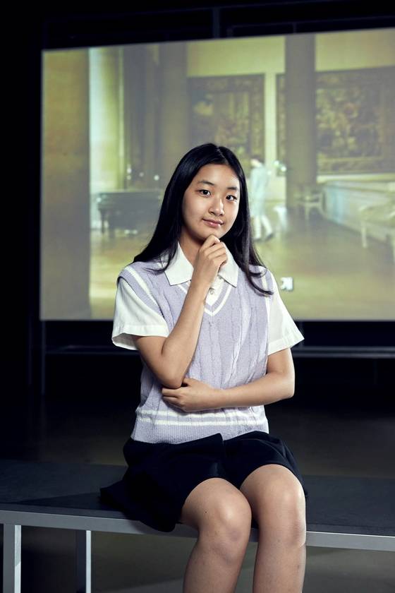 미술관의 제도와 권위에서 비롯되는 부조리를 풍자하는 작품으로 잘 알려진 안드레아 프레이저의 '뮤지엄 하이라이트: 갤러리 토크'(1989)와 '월컴 투 워즈워스: 뮤지엄 투어'(1991)를 관람한 김민영 학생기자.