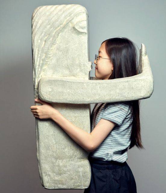 포토존에서 사진 찍기라는 행위를 통해 일반적 미술 작품 감상 방식을 탈피한 '수원시립포토존-키스'(2025)에서 포즈를 취한 김리현 학생모델.