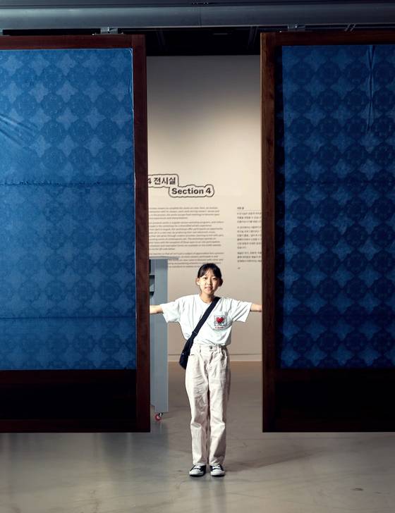 최원서 작가의 '틀 없는 문, 구르는 난간'은 관람객의 위치에 따라 작품의 형태도 바뀐다.