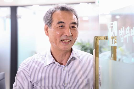 김건희 특검으로 지명된 민중기 전 서울중앙지방법원장이 지난 13일 서울 서초동 사무실에서 취재진 질문에 답하고 있다. 연합뉴스