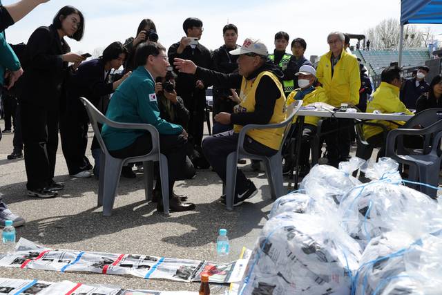 ▲ 지난 4월 23일 오전 경기도 파주시 임진각에서 김성중 경기도 행정1부지사(왼쪽)가 대북전단 살포를 예고한 최성룡 납북자가족모임 대표와 대화를 나누고 있다. 연합뉴스