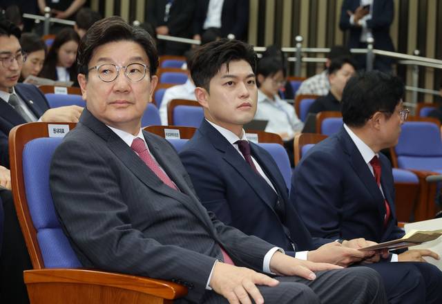 ▲ 국민의힘 권성동 원내대표와 김용태 비상대책위원장이 16일 서울 여의도 국회에서 열린 원내대표 선출 선거 의원총회에 참석해 있다. 연합뉴스