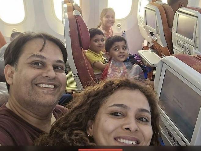 프라틱 가족이 지난 12일 에어인디아 171편에서 이륙하기 전 이른바 ‘셀카’를 찍고 있다. (사진 출처 : 인디아타임스)