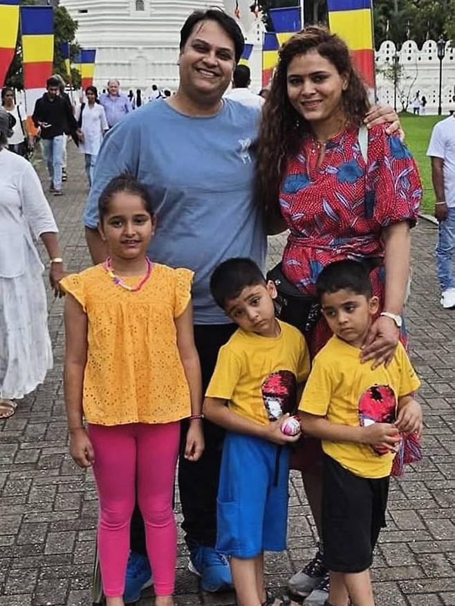 프라틱 가족이 함께했던 행복한 한때(사진 출처 : 인디아타임스)