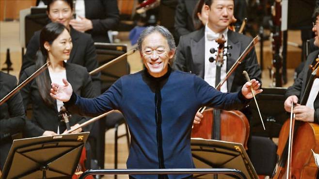 지난 13일 경주예술의전당에서 지휘자 정명훈이 공연 후 관객들에게 인사하고 있다. 경주문화재단 제공