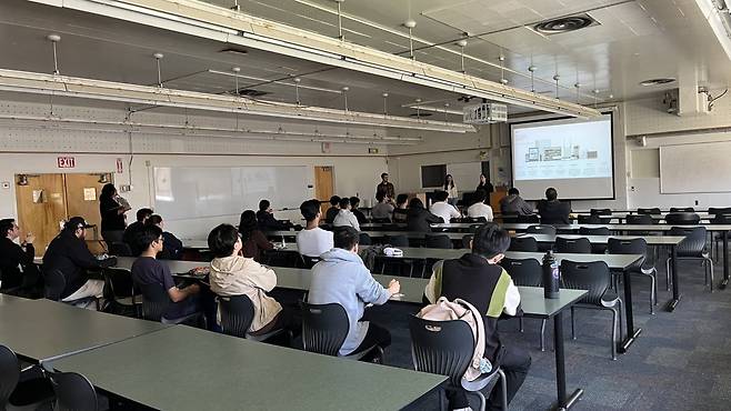 지난달 미국 새너제이주립대(SJSU)에서 열린 아마존웹서비스(AWS) 주최 '클라우드톤' 대회에서 학생들이 발표하고 있다.