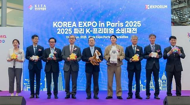 왼쪽부터 농수산식품유통공사 남상희 파리지사장, 엑스포럼 신현대 대표이사, 오로라월드 노희열 회장, 주프랑스 한국대사관 문승현 대사, 한국무역협회 구자열 명예회장, 김동욱 배우, 한국무역협회 이인호 부회장, 주프랑스 한국문화원 이일열 원장, 한식진흥원 이규민 이사장