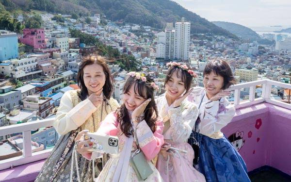 올해 1~4월 부산을 찾은 외국인 관광객이 106만 명으로 조사돼, 관련 발표를 시작한 2014년 이래 가장 빠른 시점에 100만 명을 돌파했다. 부산의 장점인 해양레저 관광 활성화로 관광객을 더욱 늘리고, 부가가치를 올려야 한다는 목소리가 나온다. 사진은 사하구 감천문화마을에서 기념촬영을 하고 있는 외국인 관광객들. 국제신문DB