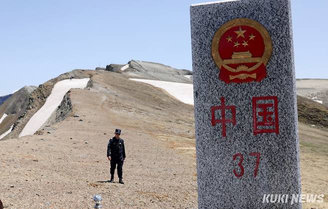 백두산 천지 서파지역 북중 경계에 설치된 경계비의 모습.