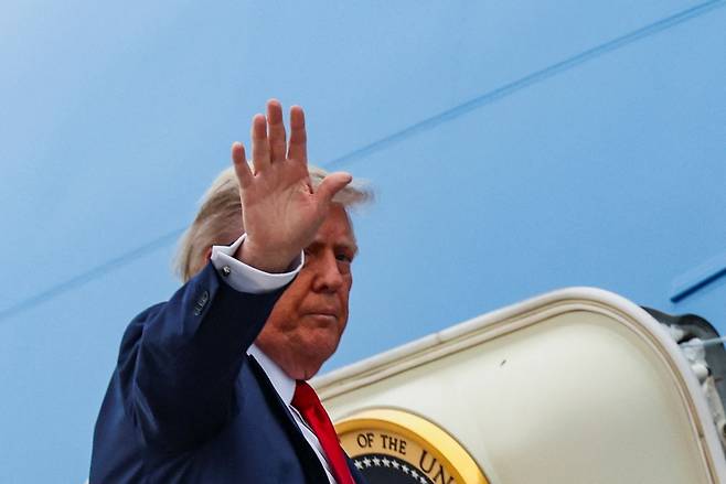 도널드 트럼프 미국 대통령이15일(현지시간) 미국 메릴랜드주 앤드류스 합동기지에서 G7 정상회의에 참석하기 위해 캐나다로 출발하는 에어포스원에 탑승하며 손을 흔들고 있다. 연합뉴스