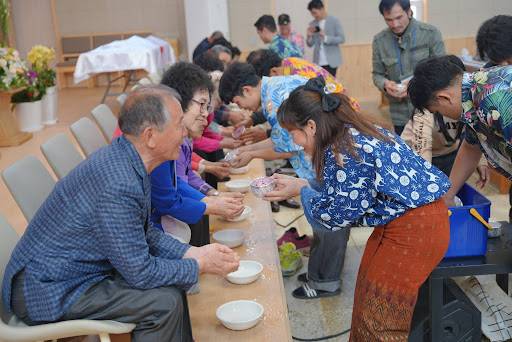 태국인 성도들이 한국인 어르신들에게 태국 전통으로 설 인사를 하는 모습. 매향교회 제공
