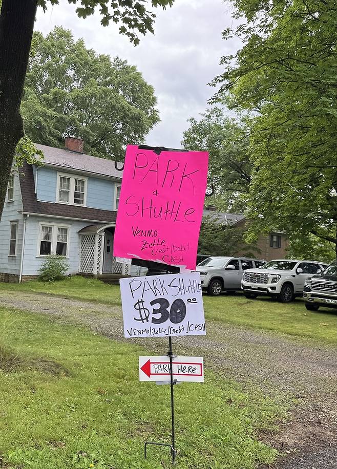 오크몬트 컨트리클럽 주변에서는 주차 장소를 빌려주고 수익을 내는 오크몬트 자치구 주민들이 많았다. 임정우 기자