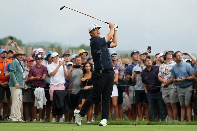 15일(한국시간) 미국 펜실베니아주 피츠버그 인근의 오크몬트 컨트리클럽에서 열린 US오픈 3라운드에서 수많은 관중 앞에서 경기를 하고 있는 임성재. AFP 연합뉴스