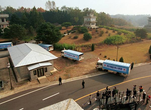 1998년 6월16일 소를 태운 트럭들이 줄지어 군사분계선을 넘고 있는 모습. /사진=통일부 판문점견학지원센터