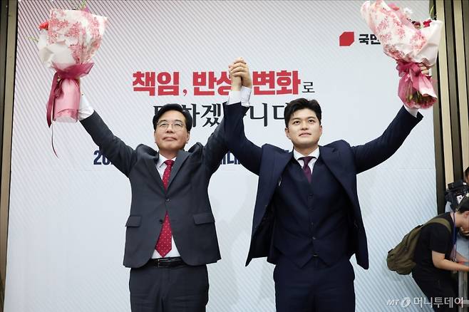 송언석 국민의힘 신임 원내대표가 16일 오후 서울 여의도 국회에서 열린 2025 국민의힘 원내대표 선출 의원총회에서 김용태 비상대책위원장과 손을 들어올리고 있다.2025.06.16. /사진=뉴시스