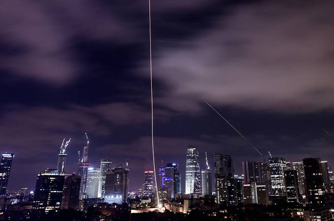 15일(현지시각) 이스라엘 텔아비브 상공에서 이란 미사일이 요격되고 있다. /사진=로이터