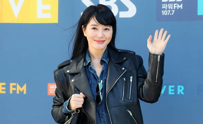 배우 김혜수가 서울 용산구 한남동 빌라를 80억원에 매입한 것이 알려져 화제다. 사진은 김혜수가 지난 1월23일 서울 양천구 SBS에서 열리는 라디오 '박하선의 씨네타운' 출연 전 방송국 앞에서 포즈를 취한 모습. /사진=뉴시스