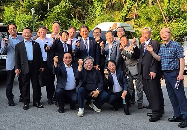 지난 14일 열린 이재명 대통령 장남 결혼식에 초대된 이 대통령의 소년공 시절 동료들이 정청래 더불어민주당 의원과 함께 기념사진을 찍고 있다. 정청래 의원 페이스북 캡처