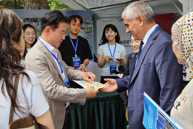 김동근(왼쪽) 의정부시장 등 의정부시 관계자들이 6월 11일부터 15일까지 5일간 자매도시인 중국 단둥시의 공식 초청을 받아 ‘제2회 랴오닝 국제우호도시 대회’에 참석해 참석자들과 인사를 나누고 있다. 의정부시 제공