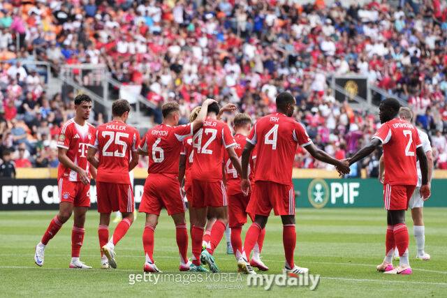 무시알라(왼쪽에서 네 번째)가 16일 오클랜드 시티와 경기에서 득점 후 동료들의 축하를 받고 있다. /게티이미지코리아