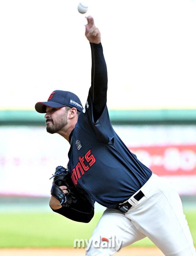 14일 오후 인천 문학동 SSG랜더스필드에서 진행된 '2025 프로야구 KBO리그' SSG랜더스와 롯데자이언츠의 경기. 롯데 감보아가 선발등판해 역투하고 있다./마이데일리