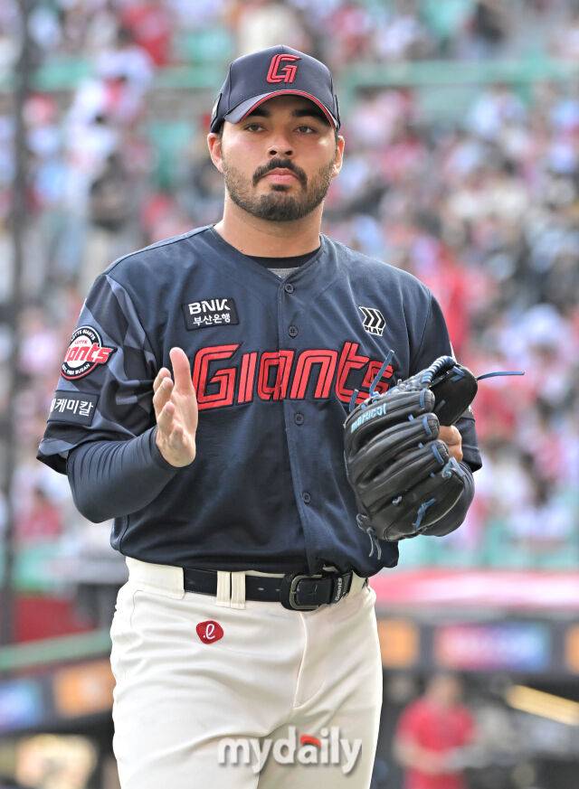 14일 오후 인천 문학동 SSG랜더스필드에서 진행된 '2025 프로야구 KBO리그' SSG랜더스와 롯데자이언츠의 경기. 롯데 감보아가 3회말을 무실점으로 막은 뒤 환호하고 있다./마이데일리