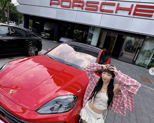 미나명이 포르쉐 구입에 인증샷을 찍었다. / 미나명 소셜미디어