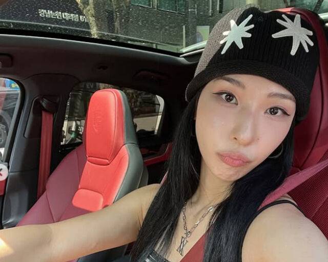 미나명이 포르쉐의 내부도 버건디색으로 맞춰 감탄을 자아냈다. / 미나명 소셜미디어