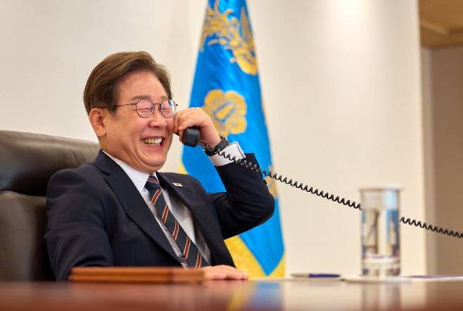 이재명 대통령과 이시바 일본 총리 통화 사진. 대통령실 제공