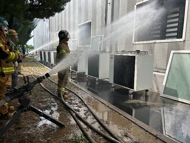 동국제강에서 발생한 화재를 진압하고 있다. 경북소방본부 제공