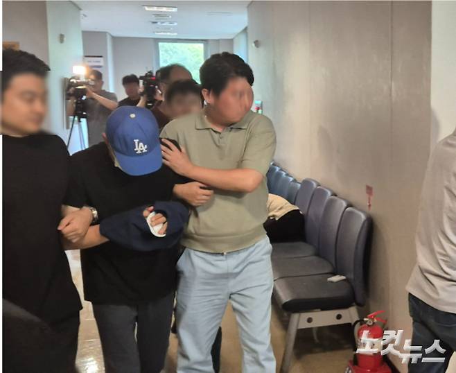 대구에서 헤어진 연인을 살해하고 도주했다가 나흘 만에 붙잡힌 40대 남성 A씨가 16일 대구지방법원 서부지원에서 열린 구속 전 피의자 심문을 받았다. 정진원 기자