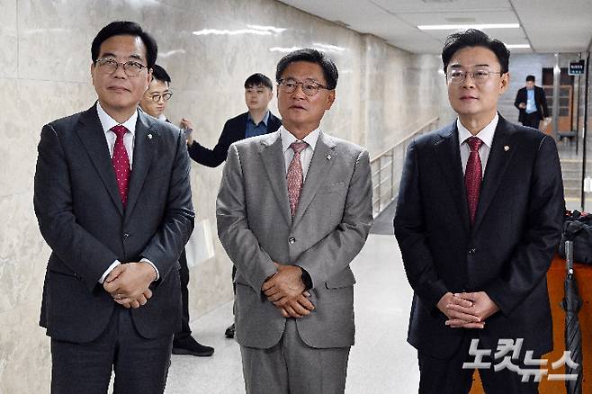 16일 서울 여의도 국회에서 열린 2025 국민의힘 원내대표 선출 의원총회에서 송언석·이헌승·김성원 후보(왼쪽부터)가 회의장 앞에서 의원들을 기다리고 있다. 윤창원 기자
