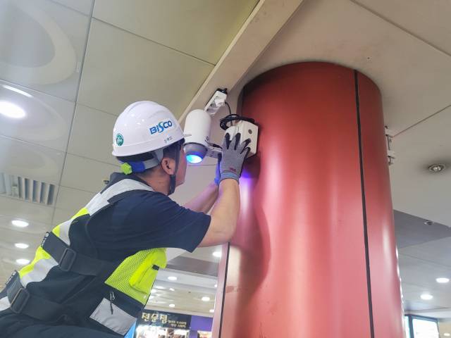 ▲부산시설공단 상가처가 공기질 측정기의 동작 상태를 점검하고 있다.ⓒ부산시설공단