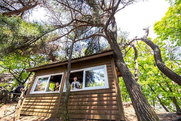 광교산 정상 데크를 지나고 만난 노루목 대피소다. 깔끔하게 정리되어 있는 대피소 안에는 시계와 책들도 있었다.