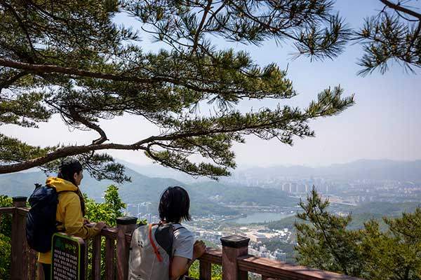 바라산 정상데크에서 내려다 보이는 풍경. 백운호수와 함께 모락산 뒤로 의왕시 전경이 펼쳐진다.
