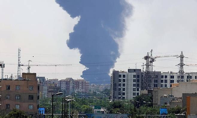 이란 테헤란 남부의 주거용 건물 위로 정유소에서 발생한 연기가 피어오르고 있다. EPA연합뉴스