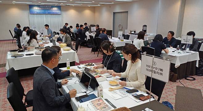 경기 북부지역 기업 8곳으로 구성된 시장개척단이 일본 도쿄에서 현지 바이어들과 상담하고 있다. 경과원 제공
