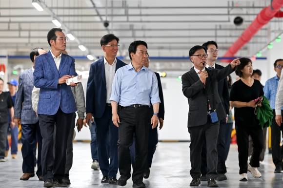 이성헌(앞줄 왼쪽 두 번째) 서울 서대문구청장이 지난 12일 개장한 독립문영천시장 옆 독립문문화공원 지하 공영주차장을 둘러보고 있다. 서대문구 제공