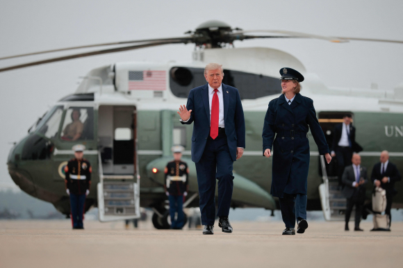 도널드 트럼프 미국 대통령이 15일 메릴랜드주 앤드루스 합동 기지에서 캐나다에서 열리는 G7 정상회의 참석을 위해 에어포스 원에 탑승하고 있다. AFP 연합뉴스