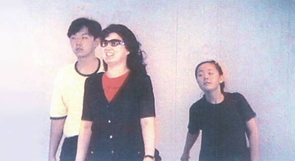 고용희가 장남 김정철, 차녀 김여정과 해외여행 중 촬영된 모습. 1988년생인 김여정이 10대 초반으로 보이는 것을 고려하면 1990년대 후반 찍힌 사진으로 추정된다. 고미 요지 제공