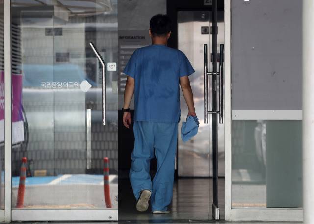 서울 중구 국립중앙의료원 응급의료센터 안으로 한 의료 관계자가 들어가고 있다. 뉴스1