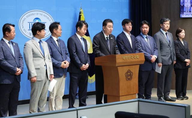 김병기 더불어민주당 신임 원내대표가 15일 서울 여의도 국회 소통관에서 원내대표단 인선을 발표하고 있다. 연합뉴스