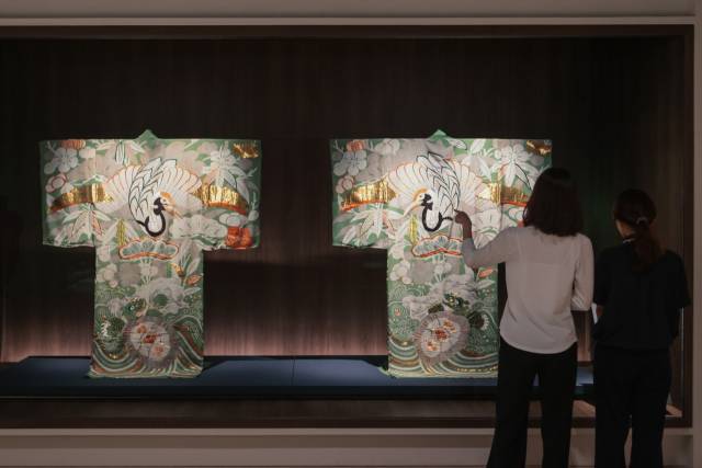 16일 국립중앙박물관에 전시된 ‘가을풀무늬 고소데’를 관람객들이 살펴보고 있다. 연합뉴스