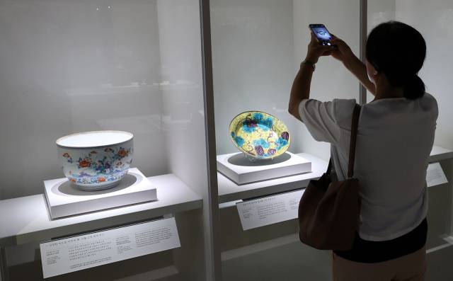 16일 국립중앙박물관에 전시된 일본 자기들을 관람객이 살펴보고 있다. 연합뉴스