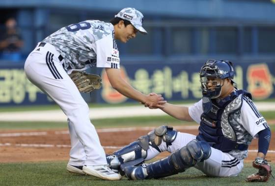 두산 베어스 신인 투수 최민석(왼쪽)과 양의지. /사진=두산 베어스 제공