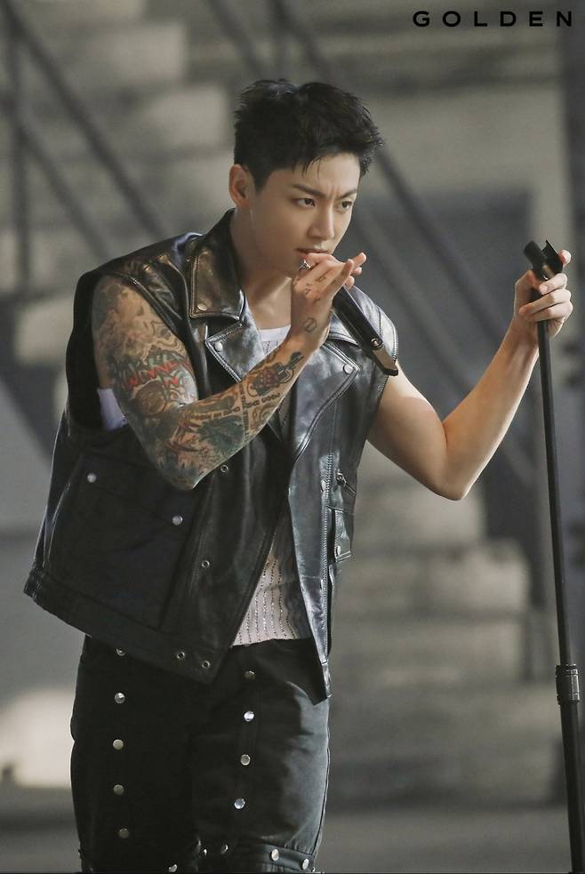 방탄소년단 정국 'Standing Next to You' 스포티파이 12억 돌파..개인 통산 2번째 '大기록'