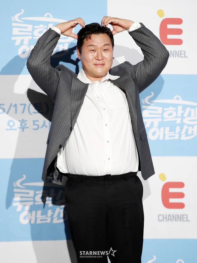 배우 윤경호가 15일 오전 서울 종로구 씨네큐브에서 열린 E채널 '류학생 어남선' 제작발표회에 참석해 포즈를 취하고 있다. /2025.05.15 /사진=김휘선 hwijpg@